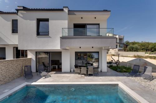 Villa Rosemary -semi-detached villa with a pool and a panoramic view, close to a sandy beach - by TRAVELER tourist agency Krk - Location, gîte - Risika