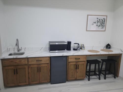 1 Bedroom suite close to Bert Ogden arena