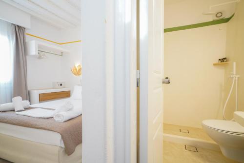 Standard King Room image 9