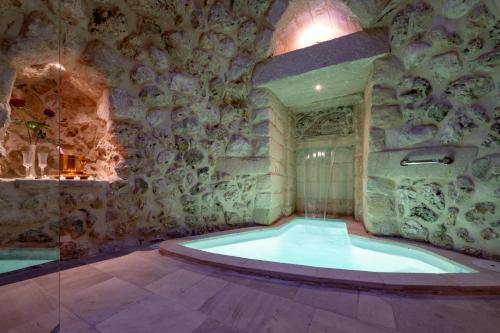 Villa piscina trullo vasca riscaldata 5 bagni m580 in Castrignano De' Greci
