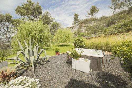 Villa de 5 chambres avec piscine privee jacuzzi et jardin clos a Aubagne