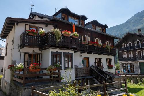 Apartment with Mountain View