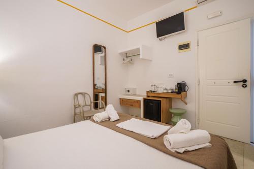 Economy Double Room image 8