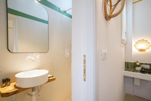 Economy Double Room image 2