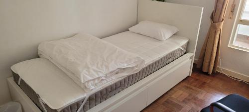 Cozy Room near Metro & Airport, Lisbonne