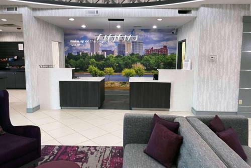 Előcsarnok, La Quinta Inn & Suites by Wyndham Tulsa Midtown near Oral Roberts Egyetem