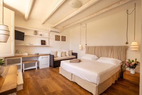 1 king bed, 1 twin bed