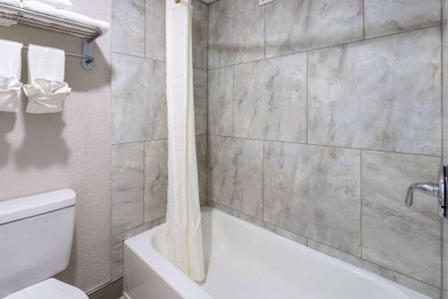 Travelodge by Wyndham Kingsland GA - image 9