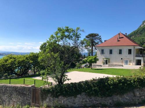 Un ancien domaine viticole au bord du lac d'Annecy pour rayonner en Haute-Savoie