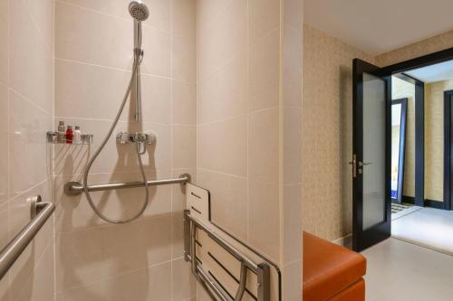 Superior Room, Larger Guest room, 1 King Bed image 10