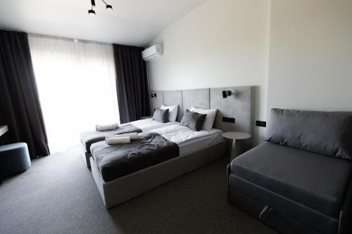 2 twin beds, 1 sofa bed