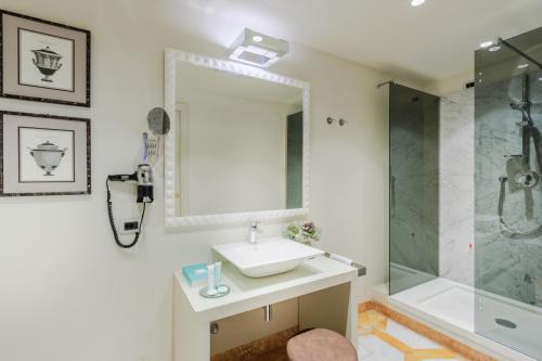 Superior King Room image 7