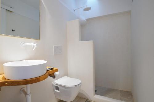Standard King Room image 8