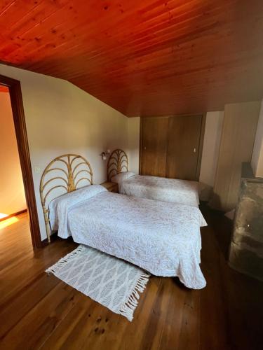 2 bedrooms, 5 beds