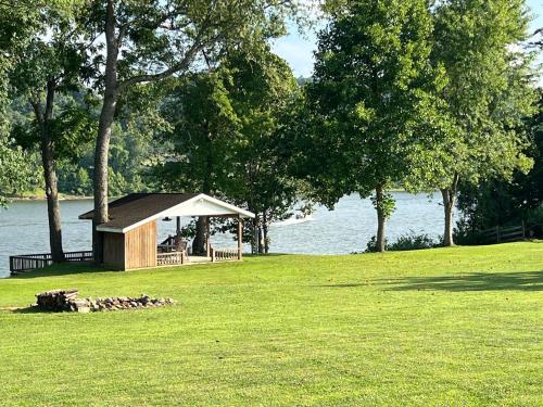 陽台/露台, Riverview Escape - Cabins on the Ohio River in 西維珍尼亞州礦泉井城(WV)