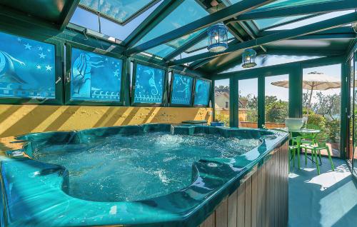 Pezsgőfürdő, Tuscany Villa Gorello. Villa in Toscana. Jacuzzi con tetto in cristallo,piscina in Puliciano
