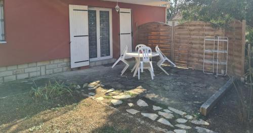 T1 DU FORT en rez-de-chaussée de villa avec TERRASSE à 5mn DES PLAGES en voiture ENTRE MER ET FORÊT