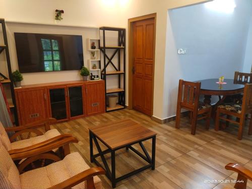 100 négyzetméteres, 1 hálószobás Ház 1 fürdőszobával Thattlekad területén (Merlys Fruit Garden - Homestay at Thattekkad) in Thattakad