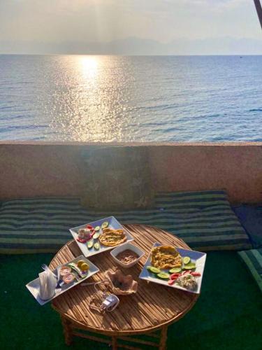 Ресторан, Perry’s Island Camp Al Mezina in Нувейба