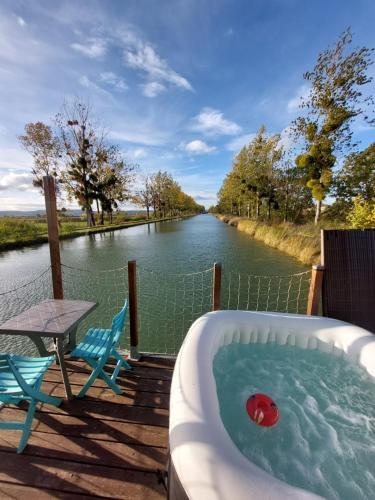 Cottage flottant terrasse jacuzzi option aux Portes de Dijon - Hôtel - Ouges