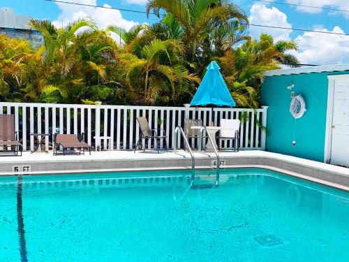 2 Bed Cottage with Pool, Close to Beach! BBQ Grills & Patio