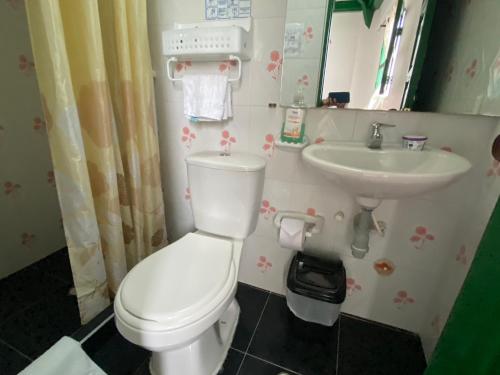 Quadruple Room with Private Bathroom image 5
