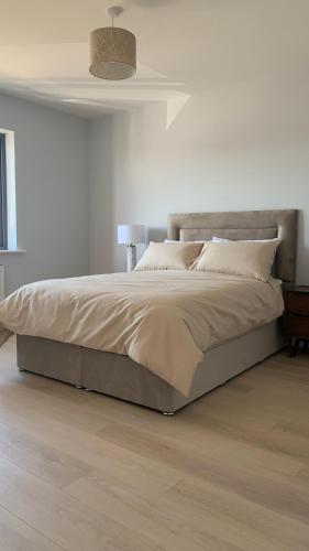Large bedroom near to the center - Monastery Cross