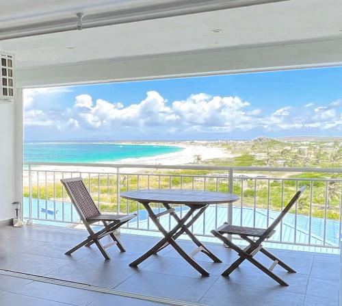 Top floor unit 520 ft2 - 48 m2 with stunning dominant view on ocean, St Barth, Orient Bay