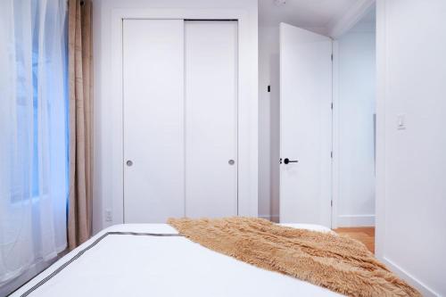 1290-6 Newly Renovated 2 Bedrooms in UES in New York, USA