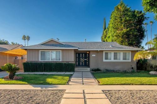 Large Home with Pool + Jacuzzi - Los Angeles