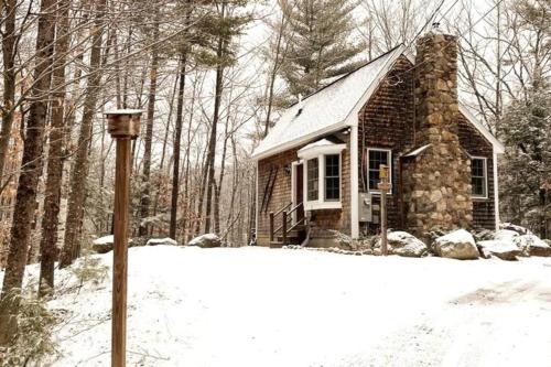 Private Cabin on 1.7 acres w/ Fireplace White Mtns