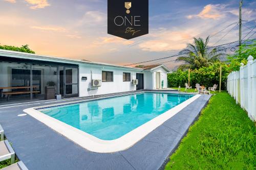 Centrally Located 4BDR Pool Home in Miami in Miami Gardens, USA