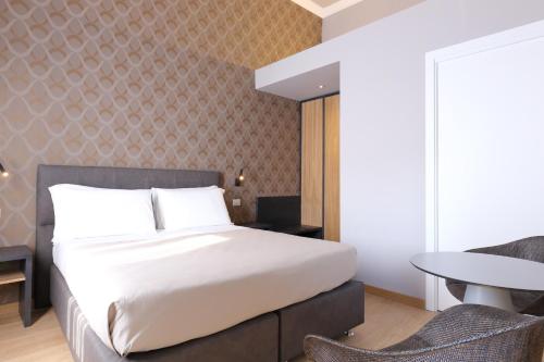 Standard Double Room image 6