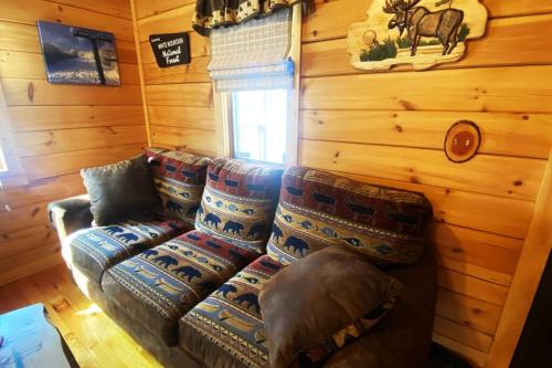 Couples Getaway Log Cabin in the White Mountains