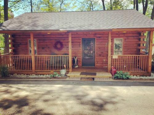 Couples Getaway Log Cabin in the White Mountains