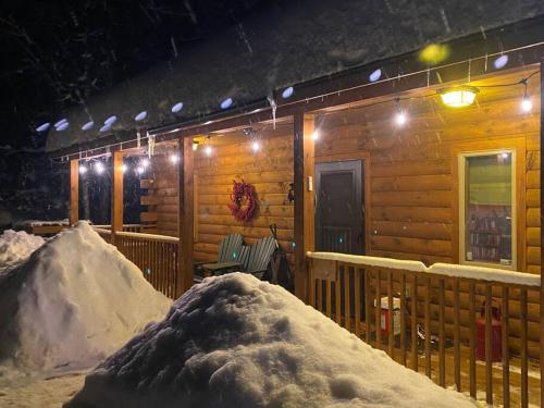 Couples Getaway Log Cabin in the White Mountains