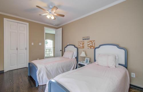 Benny DaJets Home- 4 Bedroom, Balconies, Nearby Attractions, Sleeps 12 in Houston, USA