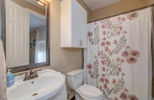 Benny DaJets Home- 4 Bedroom, Balconies, Nearby Attractions, Sleeps 12 in Houston, USA