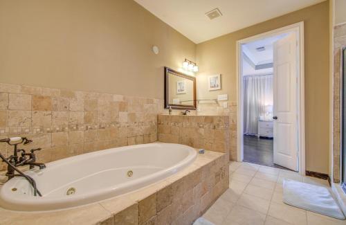 Benny DaJets Home- 4 Bedroom, Balconies, Nearby Attractions, Sleeps 12 in Houston, USA