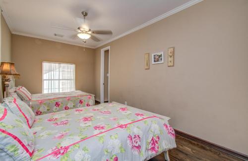 Benny DaJets Home- 4 Bedroom, Balconies, Nearby Attractions, Sleeps 12 in Houston, USA