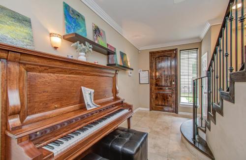 Benny DaJets Home- 4 Bedroom, Balconies, Nearby Attractions, Sleeps 12 in Houston, USA