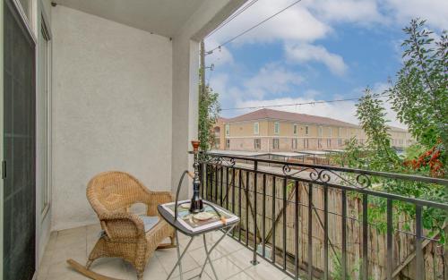 Benny DaJets Home- 4 Bedroom, Balconies, Nearby Attractions, Sleeps 12 in Houston, USA