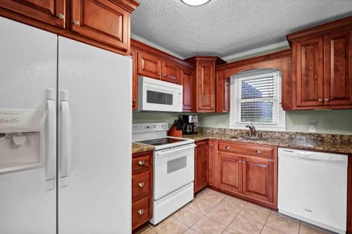 ห้องครัว, Charming 4BR with Fire Pit Next to Barton 1792 in บาร์ดสทาวน์ (KY)