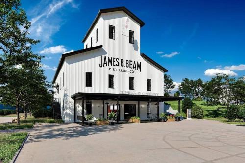 Charming 4BR with Fire Pit Next to Barton 1792 in บาร์ดสทาวน์ (KY)