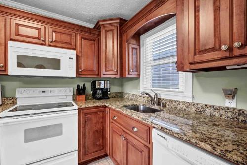 ห้องครัว, Charming 4BR with Fire Pit Next to Barton 1792 in บาร์ดสทาวน์ (KY)