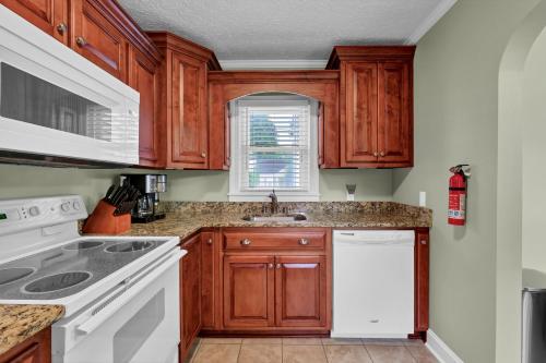 ห้องครัว, Charming 4BR with Fire Pit Next to Barton 1792 in บาร์ดสทาวน์ (KY)