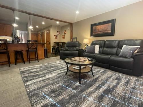 Penthouse Mountain Haven with Community Spa Room - Apartment - Kellogg