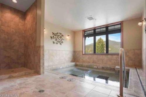 Penthouse Mountain Haven with Community Spa Room