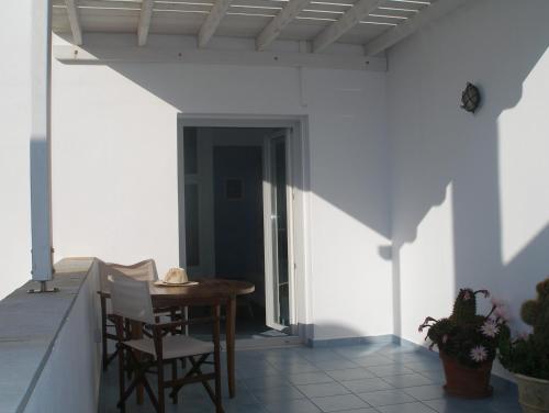  Inaxos studios, viewing Apollo temple. in Naxos Chora