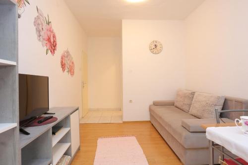 One-Bedroom Apartment with Terrace room in Apartments by the sea Baska Voda Makarska - 21774